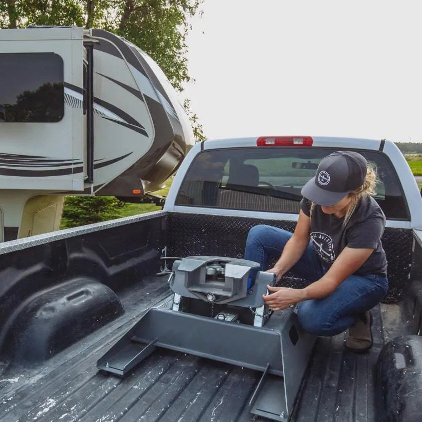 womain installing a 5th wheel hitch